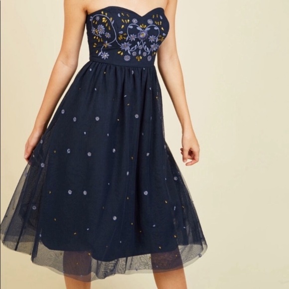 Modcloth Dresses & Skirts - Modcloth embroidered dress